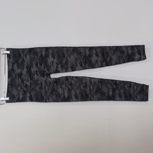 SPANX Women's Gray Camo Size Medium Look At Me Now Seamless Cropped Leggings EUC - Picture 3 of 8